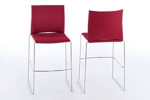 Dank des dünnen Stahlrohrs wirkt der Stuhl sehr unaufdringlich